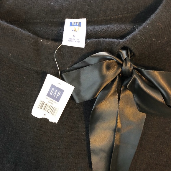 NWT Gap crew neck sweater with ribbon bow detail - Picture 2 of 2
